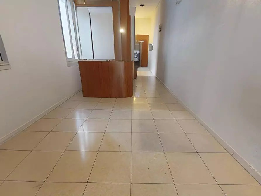 Immagine 5 di Locale commerciale in vendita  in Via Carlo Farini 60 a Milano