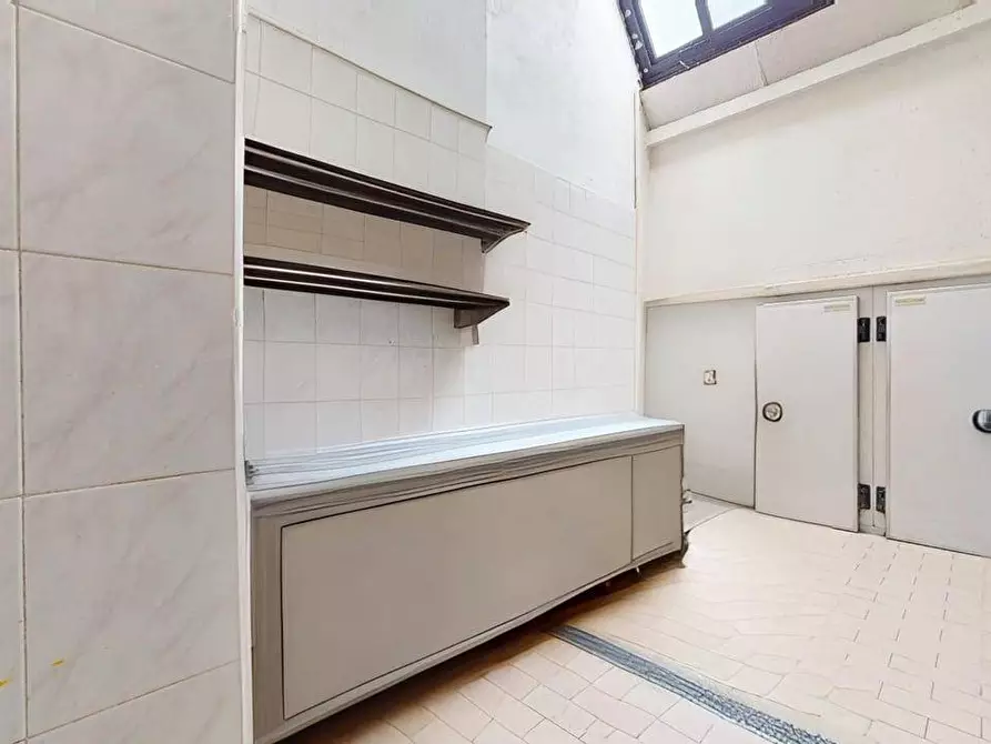 Immagine 9 di Locale commerciale in vendita  in Via Carlo Farini 60 a Milano