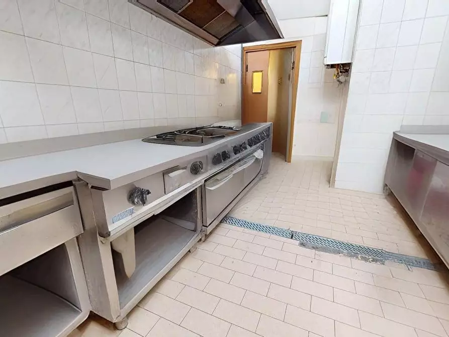 Immagine 10 di Locale commerciale in vendita  in Via Carlo Farini 60 a Milano