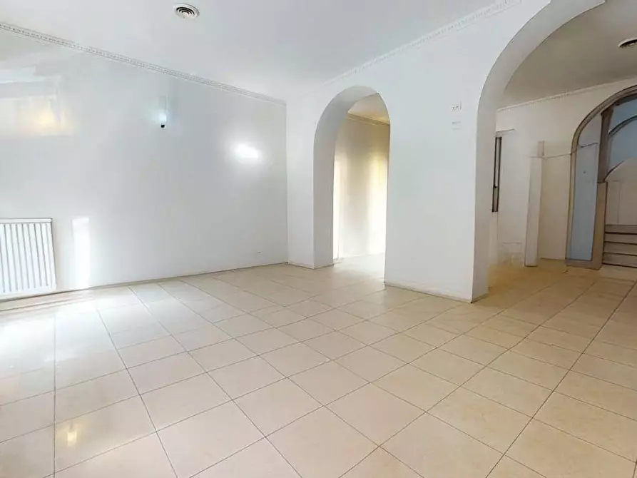 Immagine 8 di Locale commerciale in vendita  in Via Carlo Farini 60 a Milano