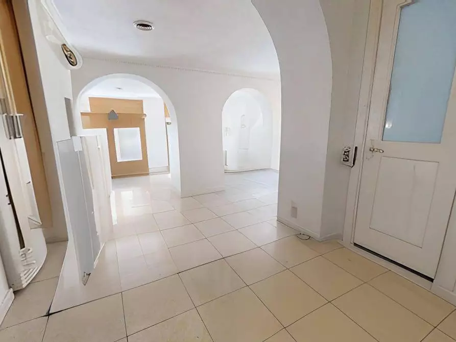 Immagine 4 di Locale commerciale in vendita  in Via Carlo Farini 60 a Milano