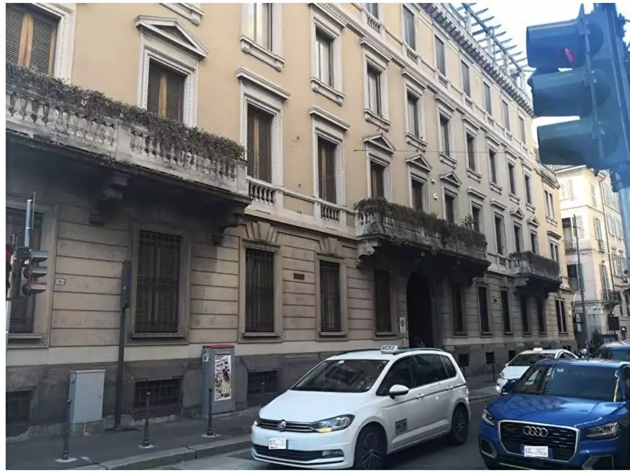 Immagine 3 di Appartamento in vendita  in VIA SANT'ANDREA 18 a Milano
