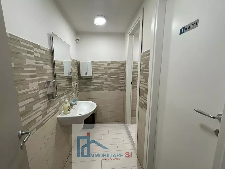 Immagine 10 di Attività commerciale in vendita  in Via Silvio Pedicini a Foglianise