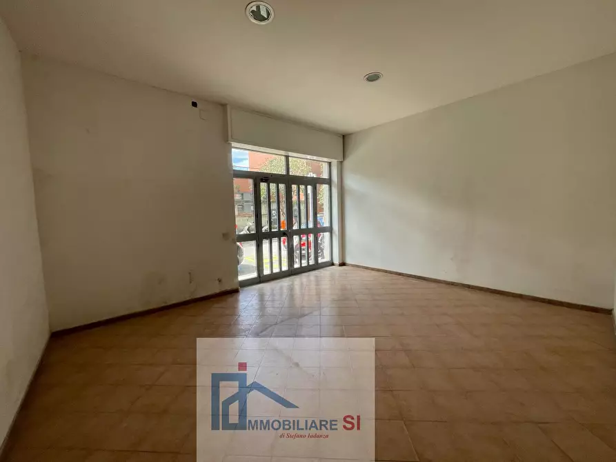 Immagine 27 di Locale commerciale in vendita  in Via Dei Mulini a Benevento