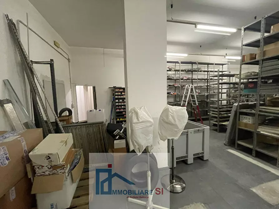 Immagine 21 di Locale commerciale in vendita  in Via Dei Mulini a Benevento