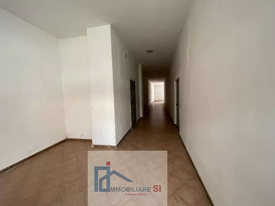 Immagine 23 di Locale commerciale in vendita  in Via Dei Mulini a Benevento