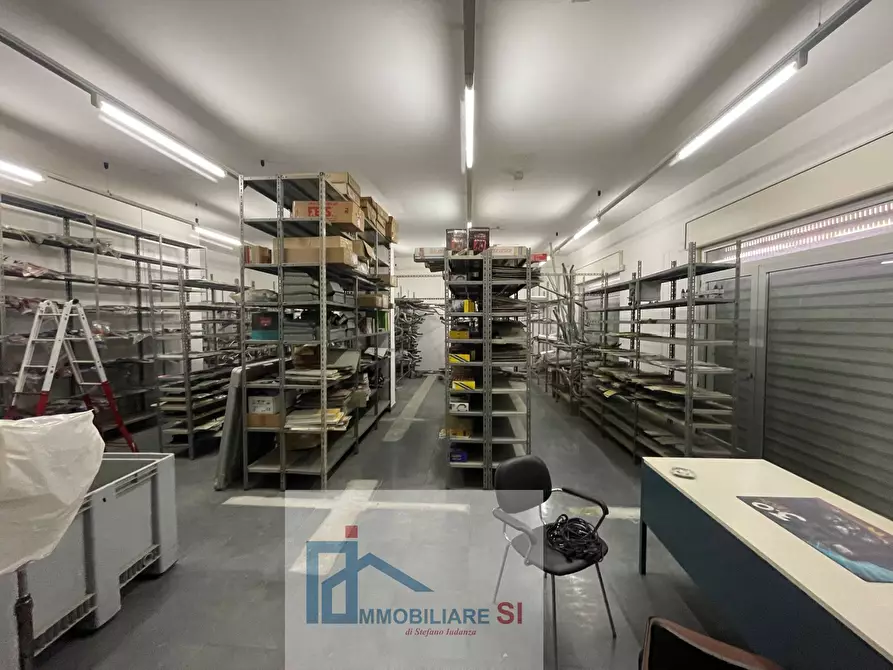 Immagine 17 di Locale commerciale in vendita  in Via Dei Mulini a Benevento