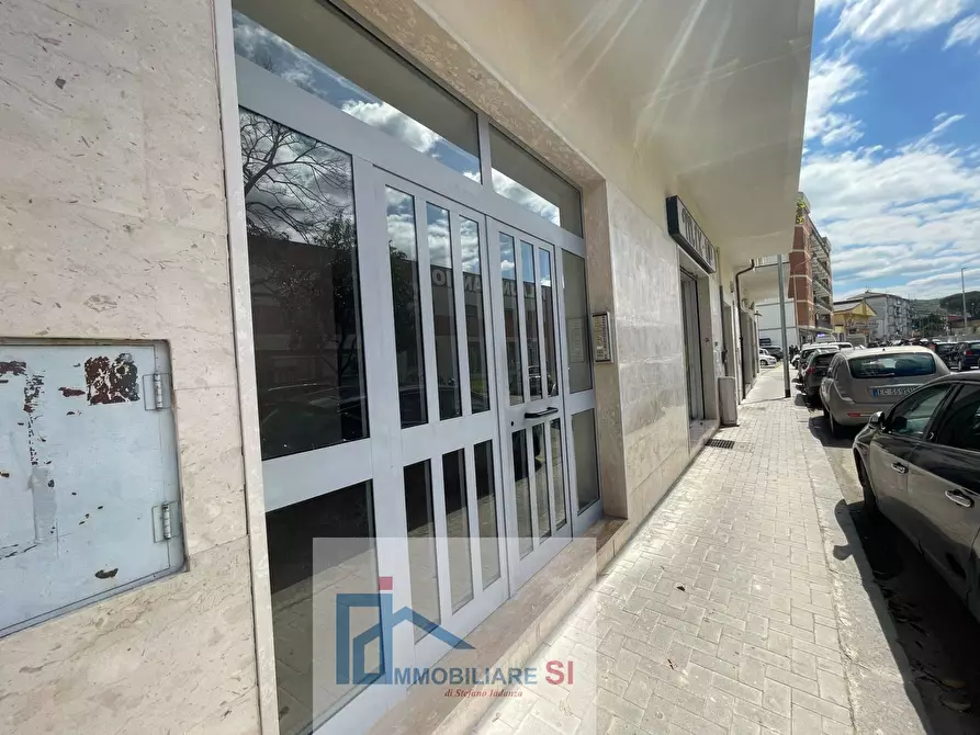 Immagine 28 di Locale commerciale in vendita  in Via Dei Mulini a Benevento