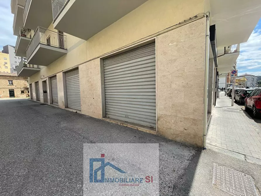 Immagine 22 di Locale commerciale in vendita  in Via Dei Mulini a Benevento