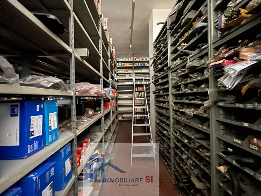 Immagine 11 di Locale commerciale in vendita  in Via Dei Mulini a Benevento