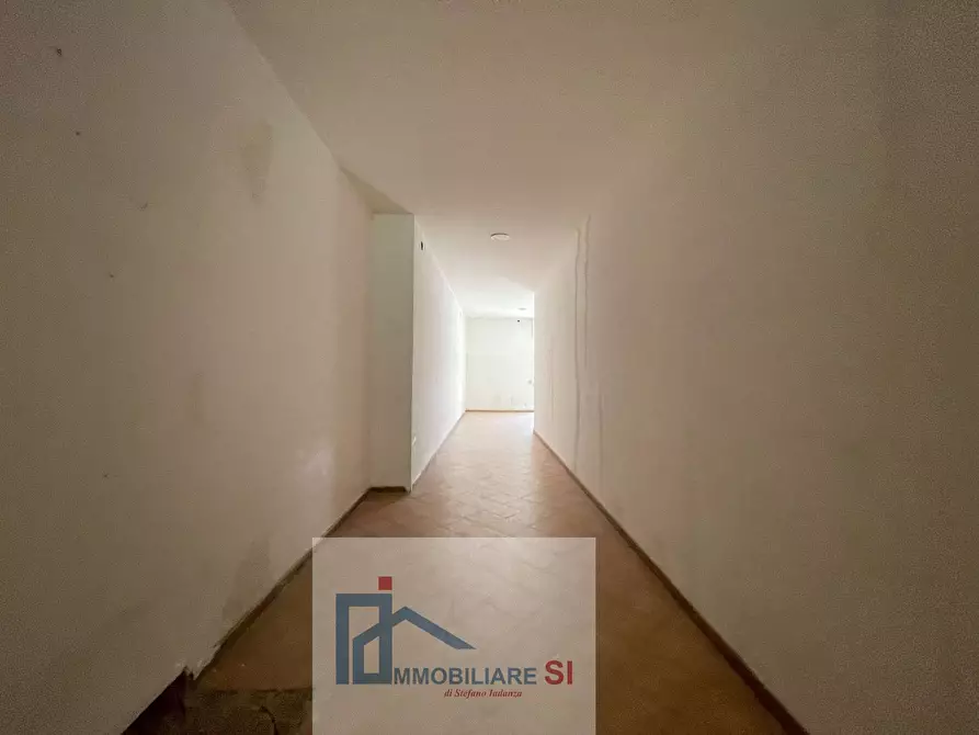 Immagine 26 di Locale commerciale in vendita  in Via Dei Mulini a Benevento