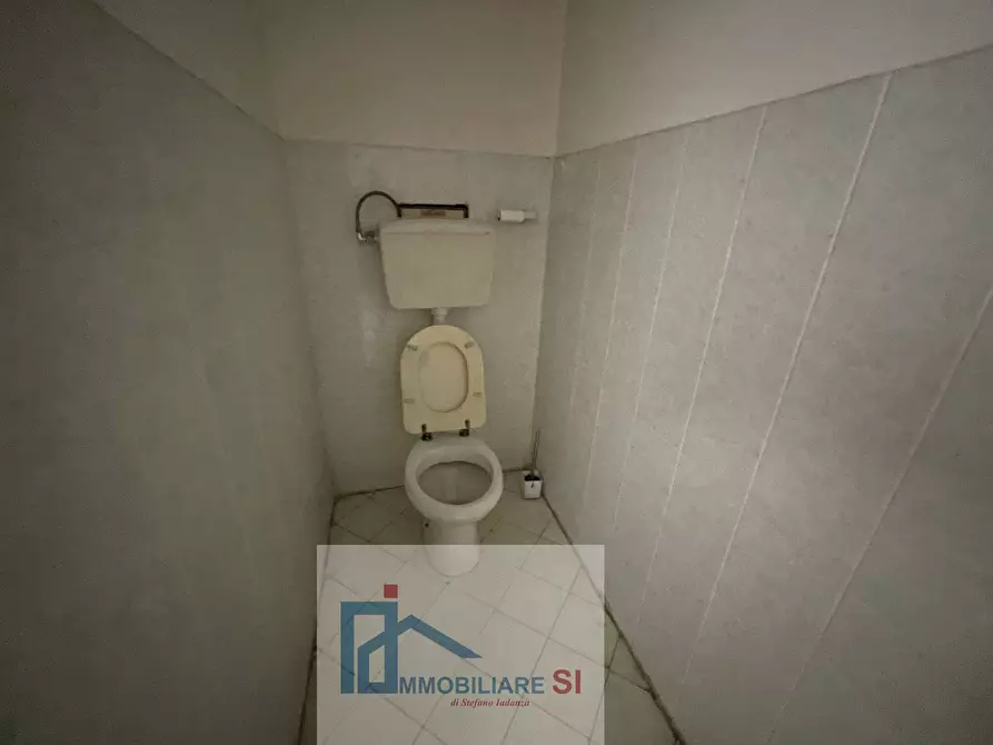 Immagine 15 di Locale commerciale in vendita  in Via Dei Mulini a Benevento