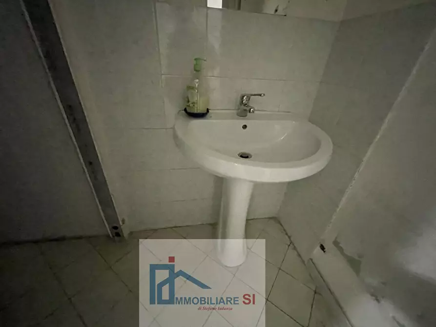 Immagine 14 di Locale commerciale in vendita  in Via Dei Mulini a Benevento