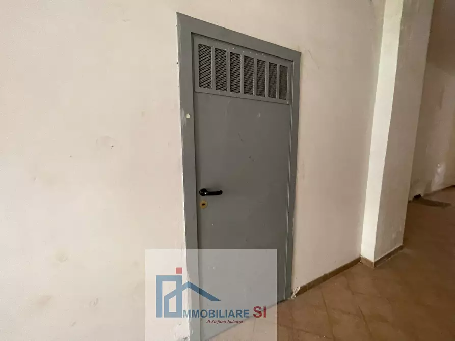 Immagine 25 di Locale commerciale in vendita  in Via Dei Mulini a Benevento