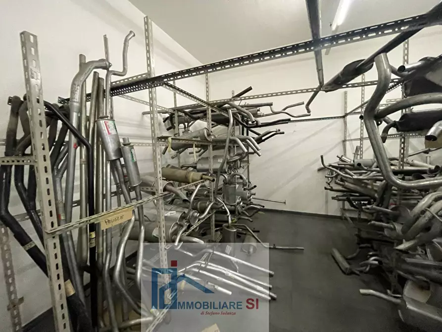 Immagine 19 di Locale commerciale in vendita  in Via Dei Mulini a Benevento