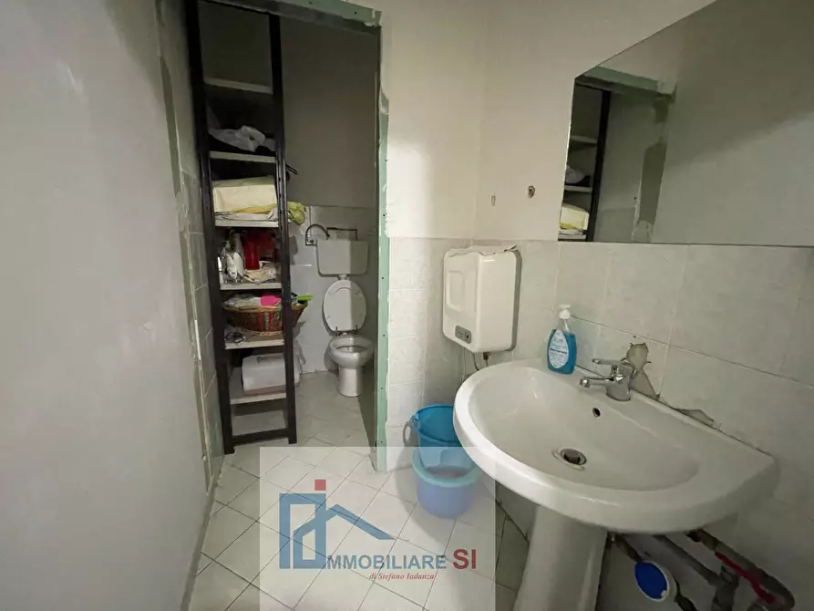 Immagine 13 di Locale commerciale in vendita  in Via Dei Mulini a Benevento