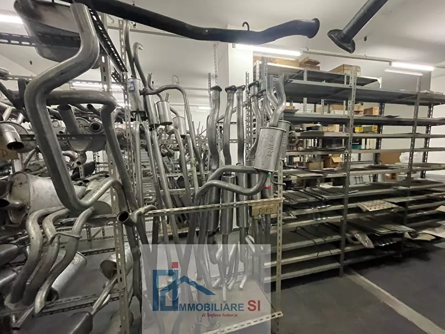 Immagine 20 di Locale commerciale in vendita  in Via Dei Mulini a Benevento