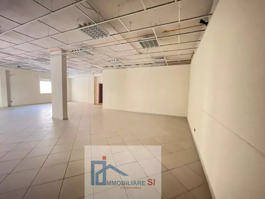 Immagine 8 di Locale commerciale in vendita  in Via Tommaso Bucciano a Benevento