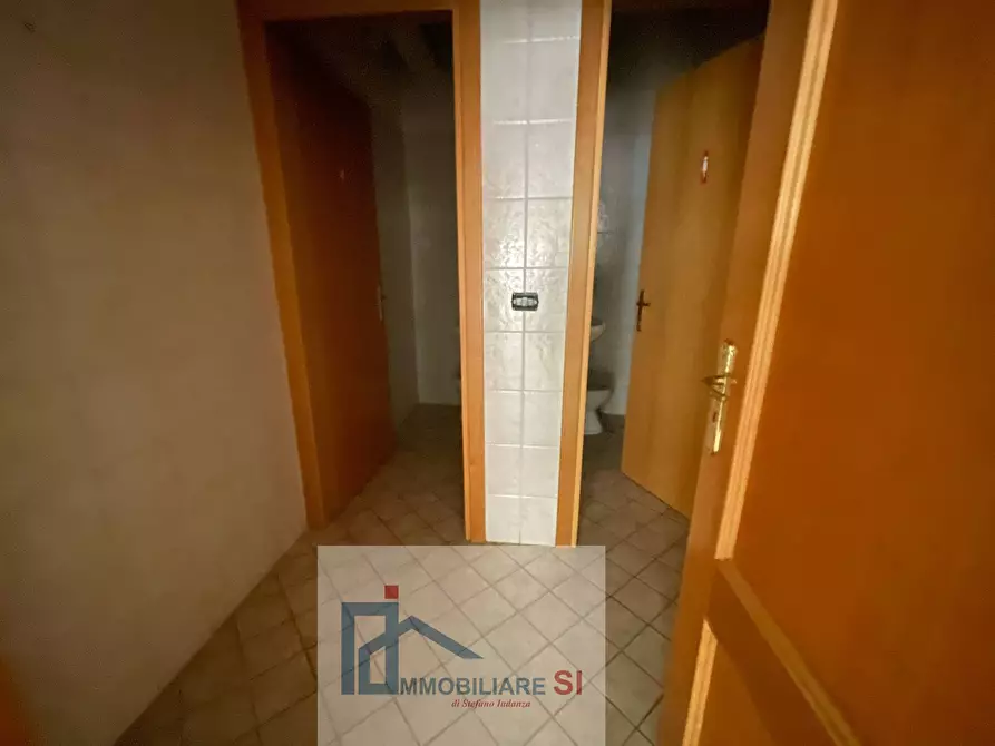 Immagine 11 di Locale commerciale in vendita  in Via Tommaso Bucciano a Benevento