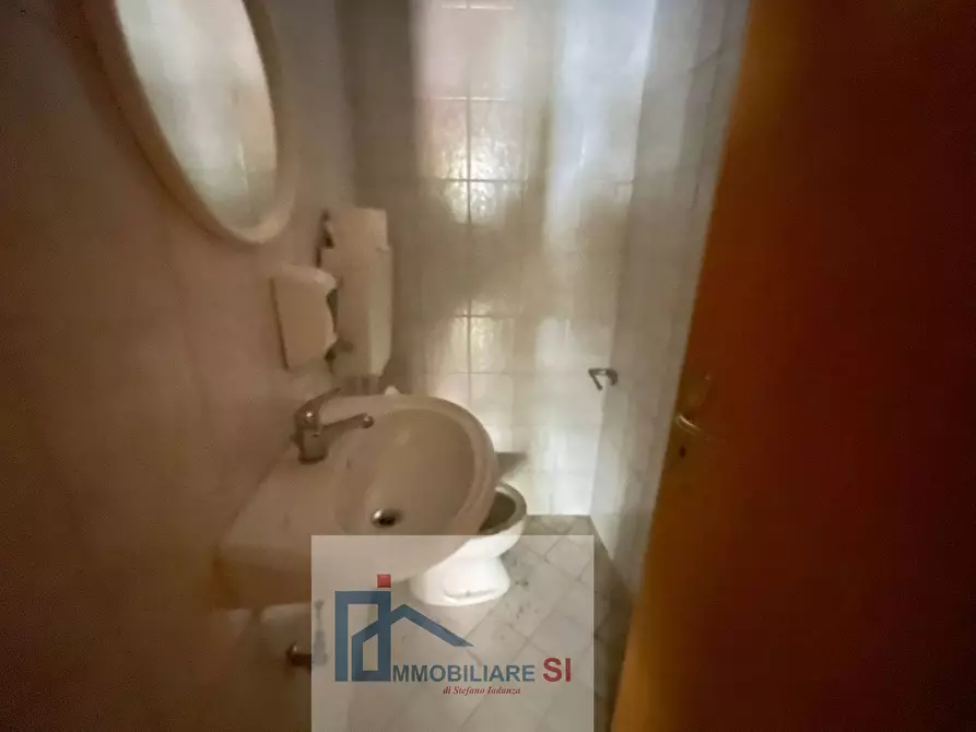 Immagine 12 di Locale commerciale in vendita  in Via Tommaso Bucciano a Benevento