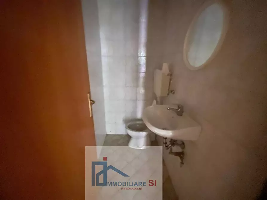 Immagine 13 di Locale commerciale in vendita  in Via Tommaso Bucciano a Benevento