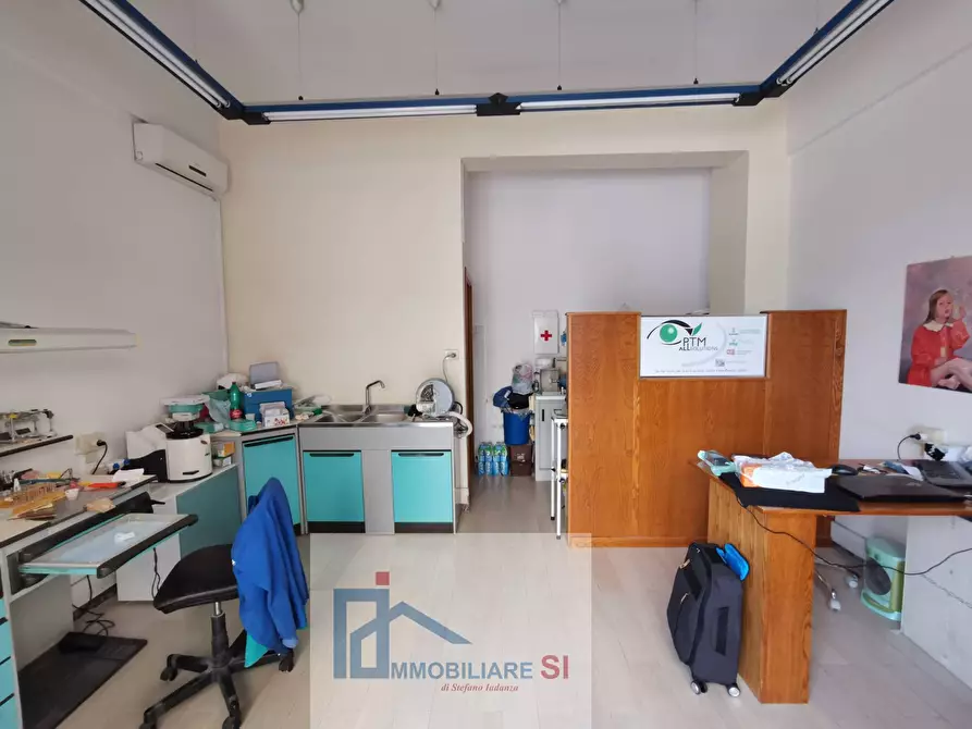 Immagine 2 di Negozio in vendita  in Via Castellano a Benevento