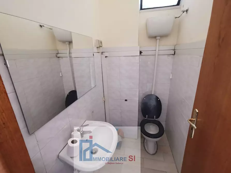 Immagine 3 di Negozio in vendita  in Via Castellano a Benevento