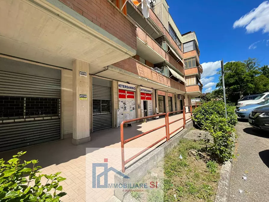 Immagine 10 di Negozio in vendita  in Via Collevaccino a Benevento