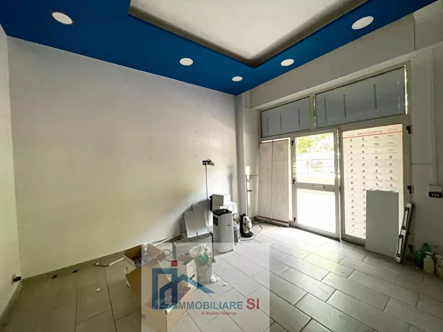 Immagine 9 di Negozio in vendita  in Via Collevaccino a Benevento