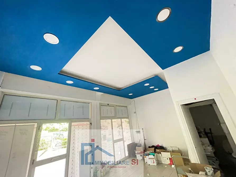 Immagine 5 di Negozio in vendita  in Via Collevaccino a Benevento