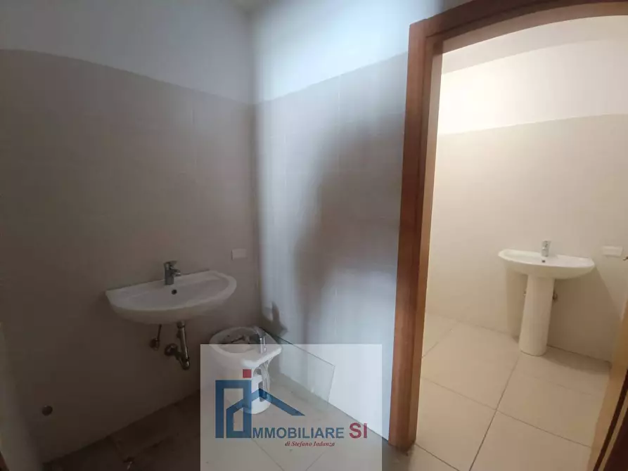 Immagine 16 di Locale commerciale in affitto  in Strada Provinciale 109 a Vitulano