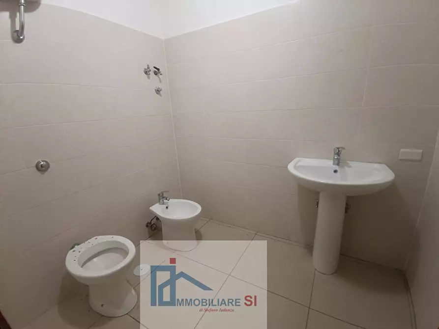 Immagine 17 di Locale commerciale in affitto  in Strada Provinciale 109 a Vitulano