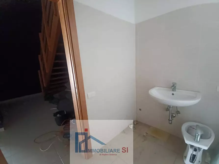 Immagine 15 di Locale commerciale in affitto  in Strada Provinciale 109 a Vitulano