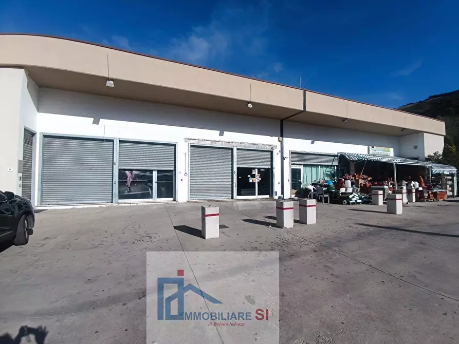 Immagine 19 di Locale commerciale in affitto  in Strada Provinciale 109 a Vitulano