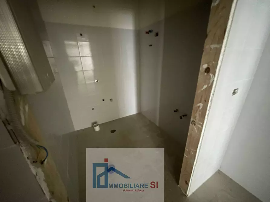 Immagine 9 di Locale commerciale in vendita  in Via Piranesi a Benevento