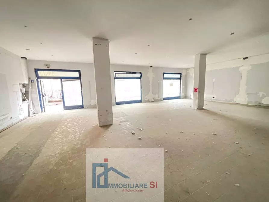 Immagine 1 di Locale commerciale in vendita  in Via Piranesi a Benevento