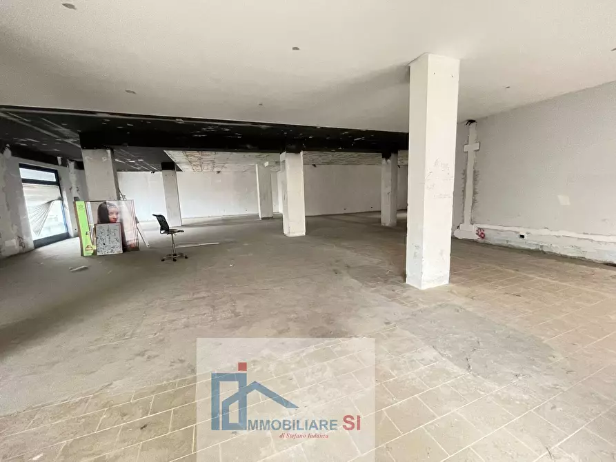 Immagine 5 di Locale commerciale in vendita  in Via Piranesi a Benevento