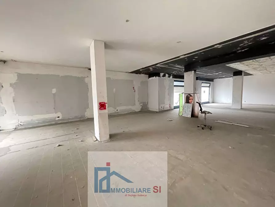 Immagine 3 di Locale commerciale in vendita  in Via Piranesi a Benevento