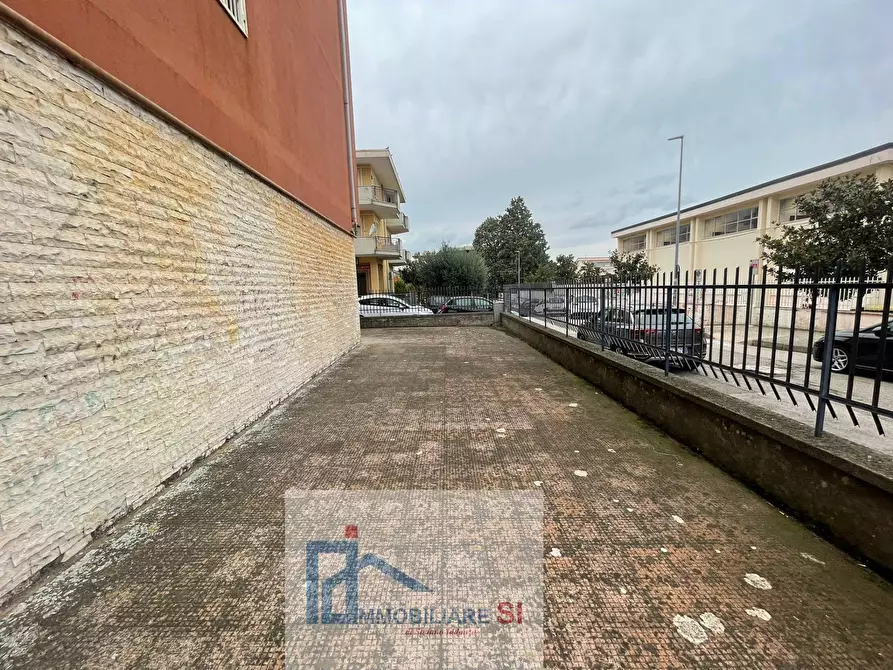 Immagine 14 di Locale commerciale in vendita  in Via Piranesi a Benevento