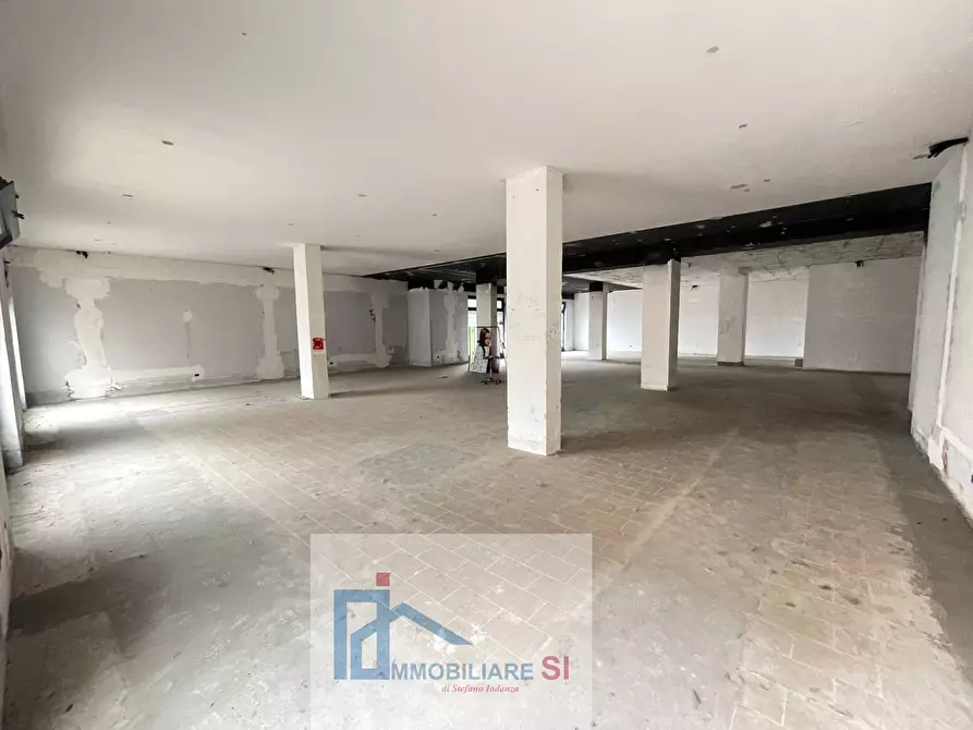 Immagine 2 di Locale commerciale in vendita  in Via Piranesi a Benevento