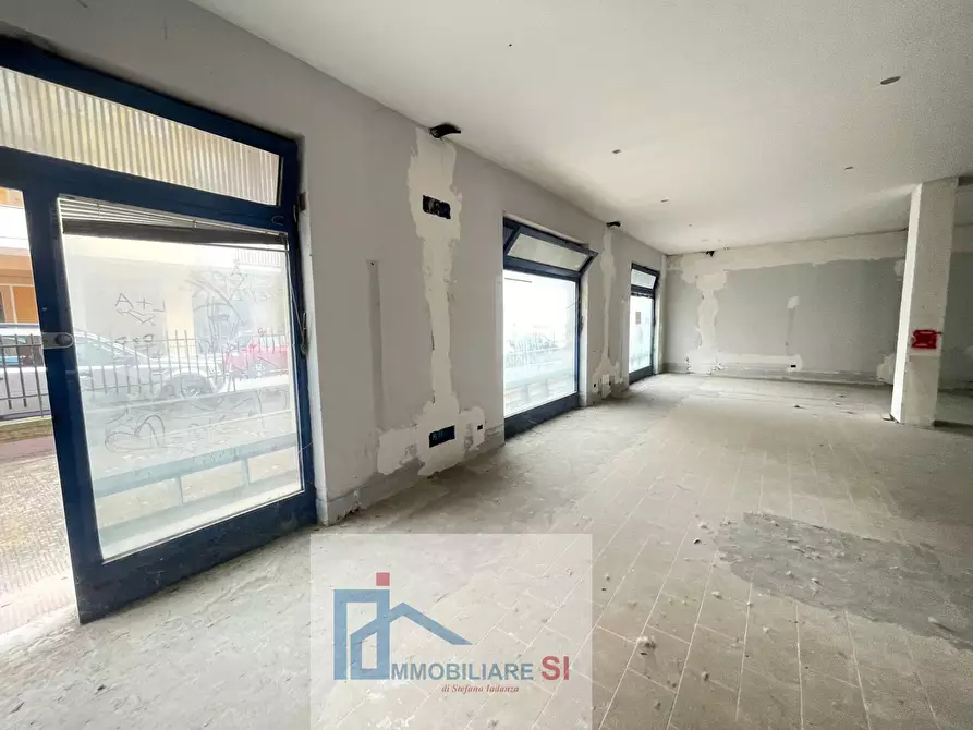 Immagine 10 di Locale commerciale in vendita  in Via Piranesi a Benevento