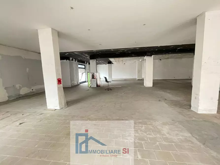 Immagine 4 di Locale commerciale in vendita  in Via Piranesi a Benevento