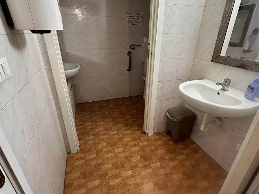 Immagine 4 di Attività commerciale in vendita  a Genova