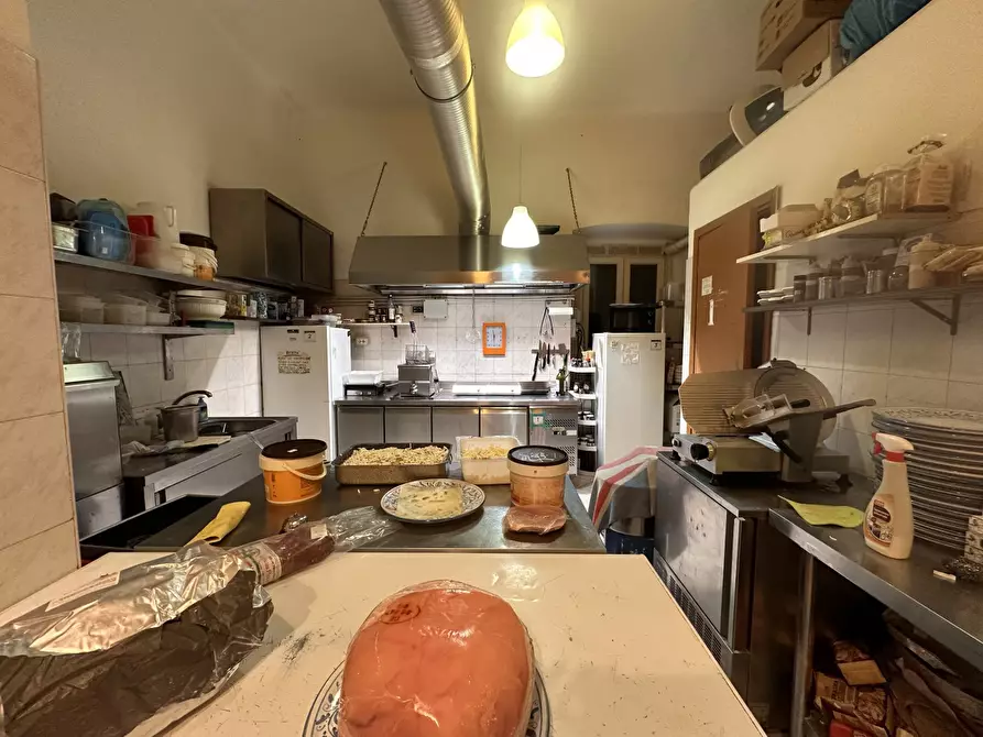 Immagine 8 di Attività commerciale in vendita  a Genova