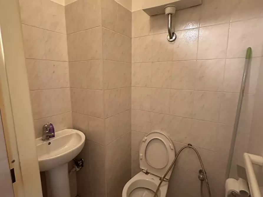 Immagine 15 di Attività commerciale in vendita  a Genova