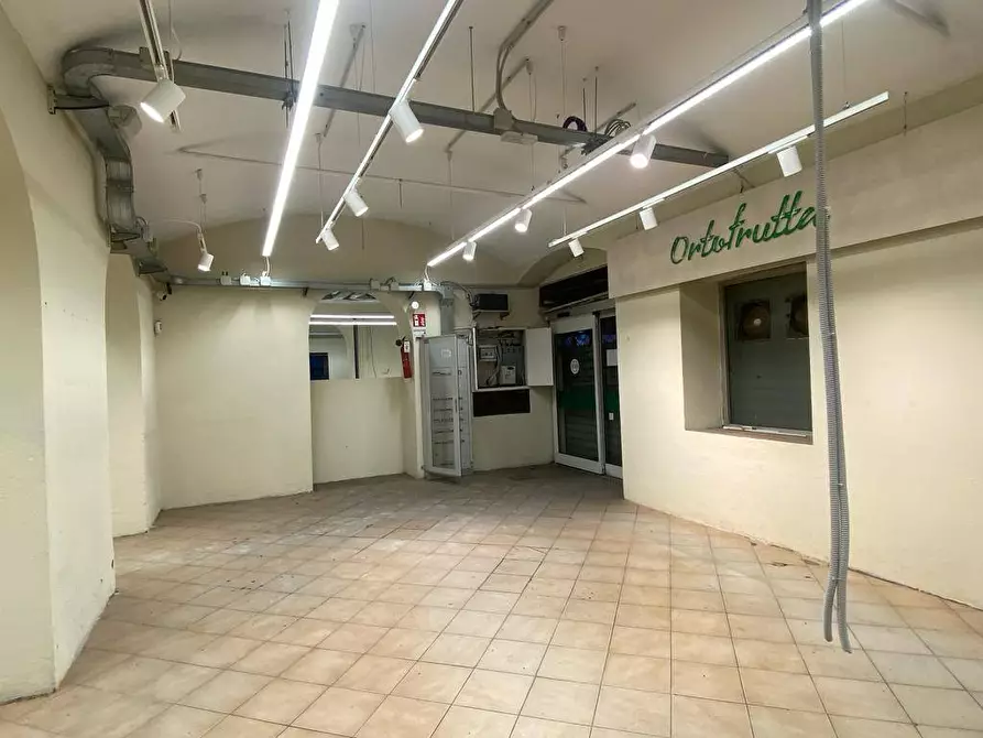 Immagine 9 di Locale commerciale in vendita  in Via Fereggiano 153 a Genova