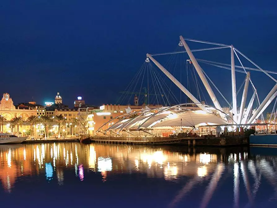 Immagine 3 di Appartamento in vendita  in Via Di Sottoripa a Genova