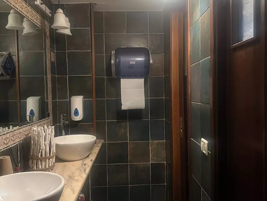 Immagine 9 di Locale commerciale in affitto  in Via Timavo 51 a Genova