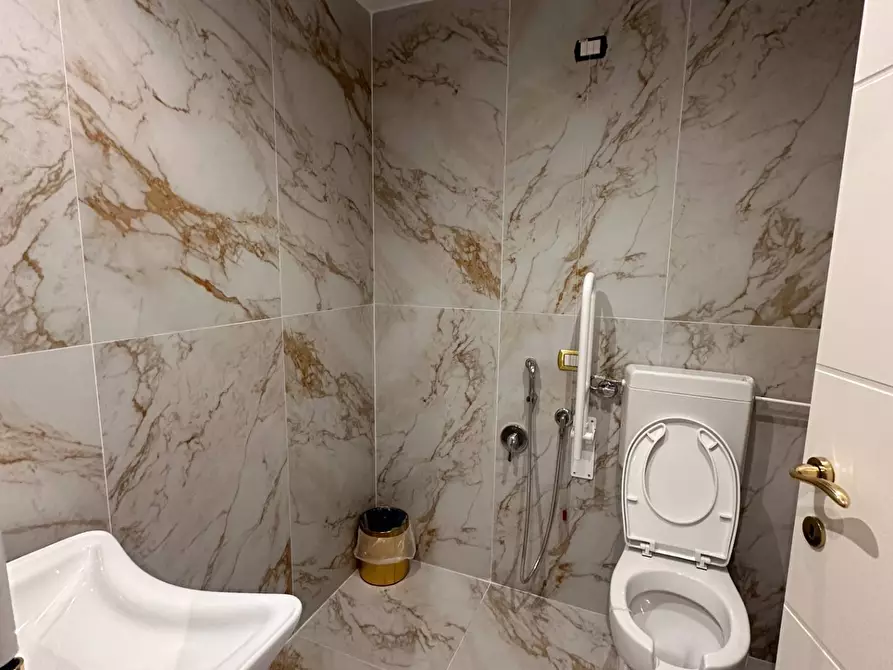 Immagine 5 di Negozio in vendita  in VIA DEL COMMERCIO 8P a Genova