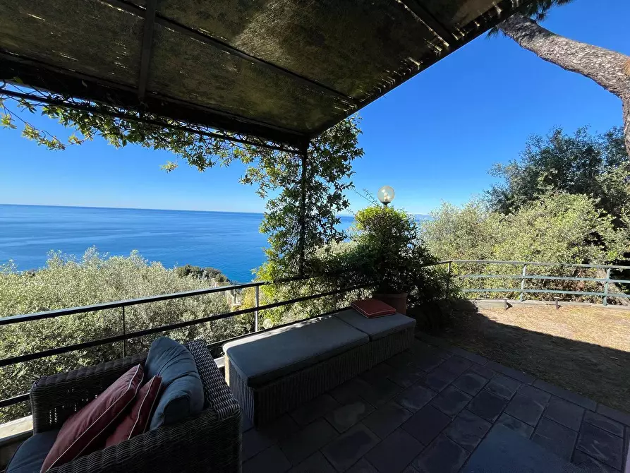 Immagine 2 di Villa in vendita  in Via Roma 54 a Genova